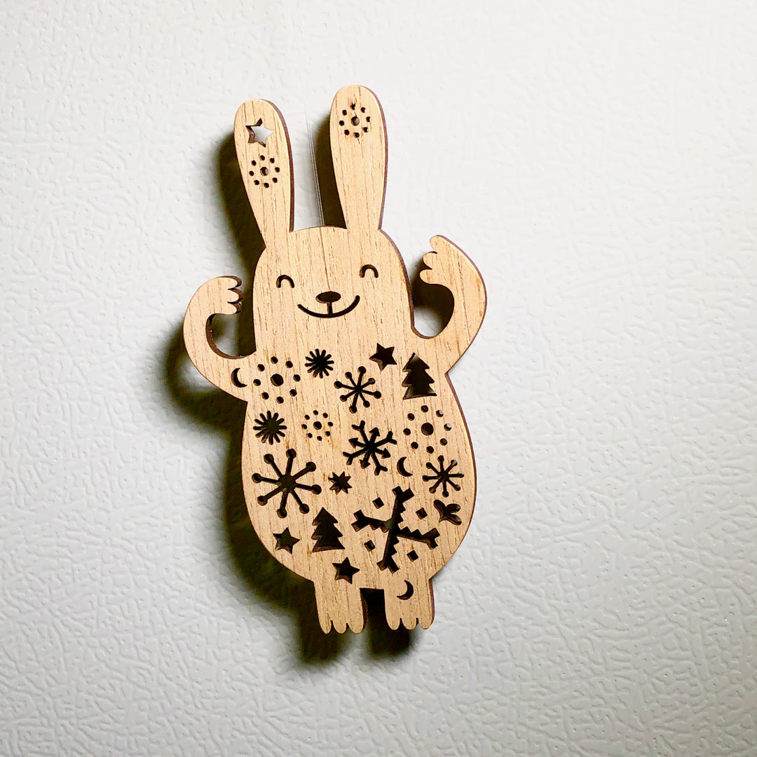 Etno Design 木製オーナメント「Bunny with a So Big Armful of Greetings(スマイルバニー)」