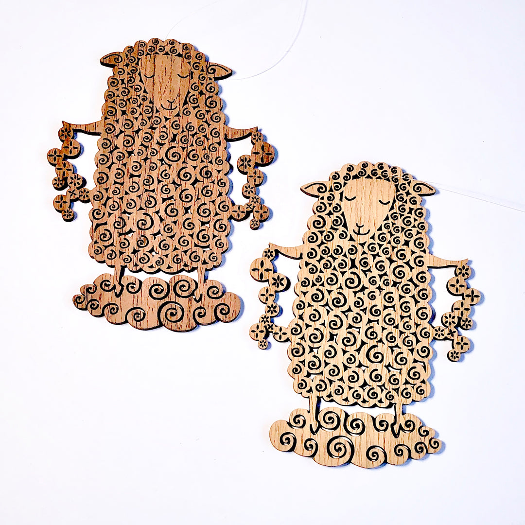 Etno Design 木製オーナメント「Conversation with a Sleeping Sheep(ヒツジ)」