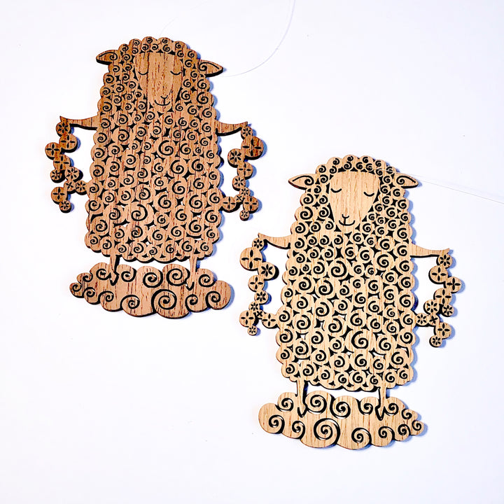 Etno Design 木製オーナメント「Conversation with a Sleeping Sheep(ヒツジ)」