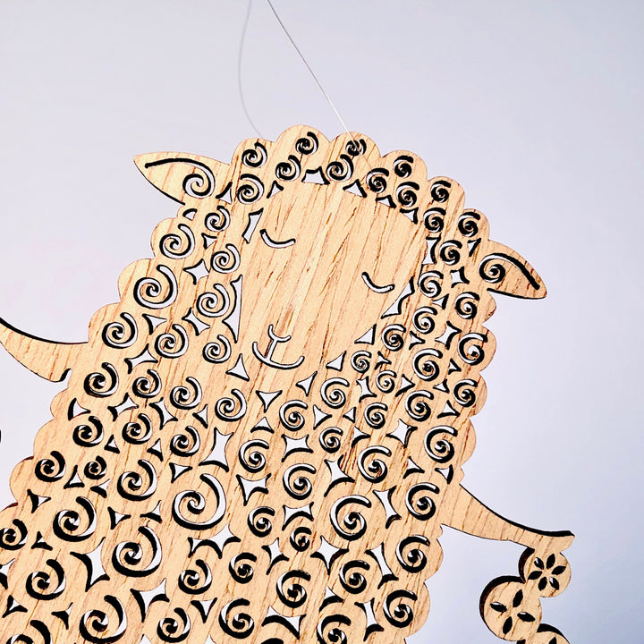 Etno Design 木製オーナメント「Conversation with a Sleeping Sheep(ヒツジ)」